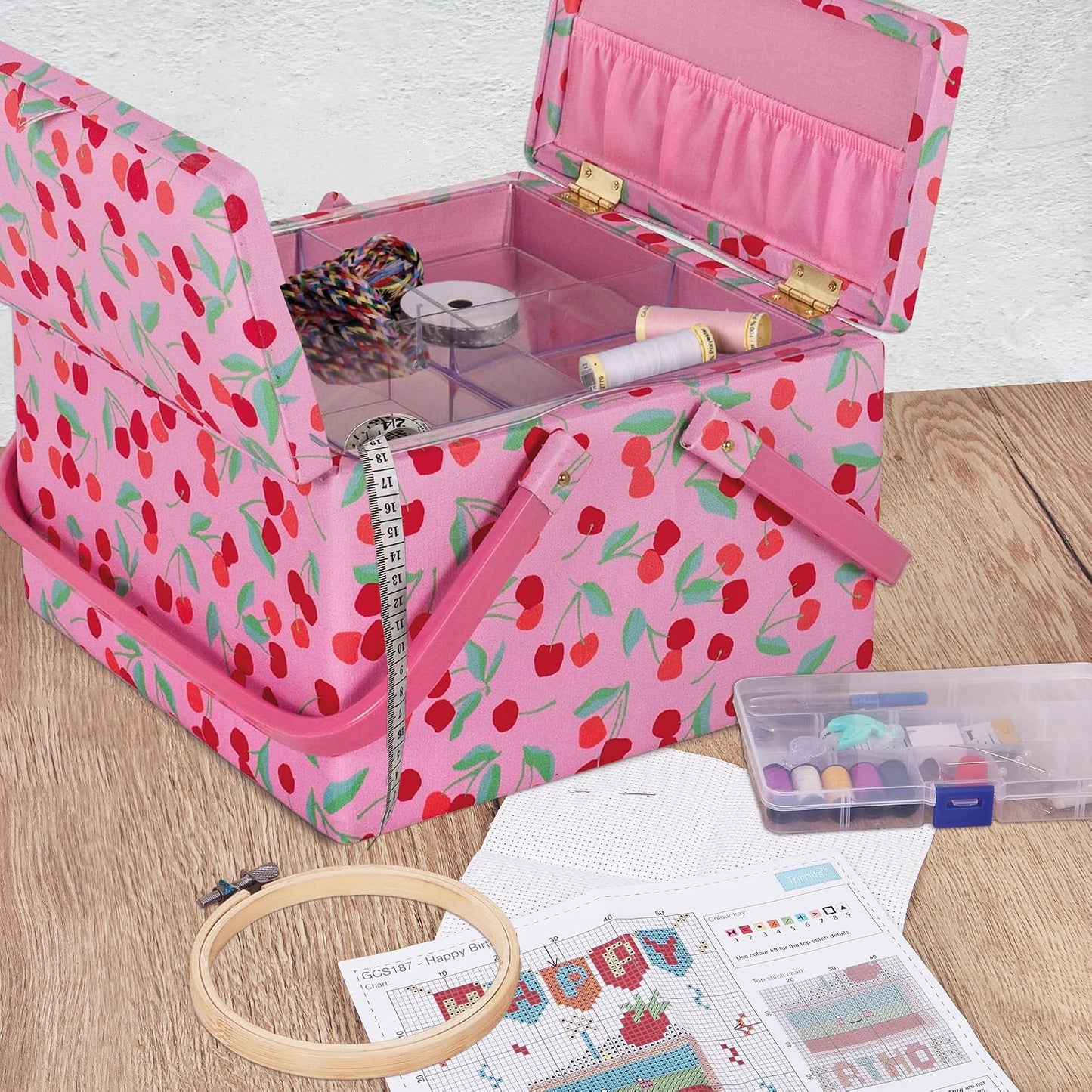  Hobby Gift Grande Boîte De Rangement à Double Couvercle Pour Couture, Passe-temps, Plateau Pour Accessoires, Poches Pour Coussin à épingles, Poignées En PVC, 25 X 25 X 17 Cm, Cerise